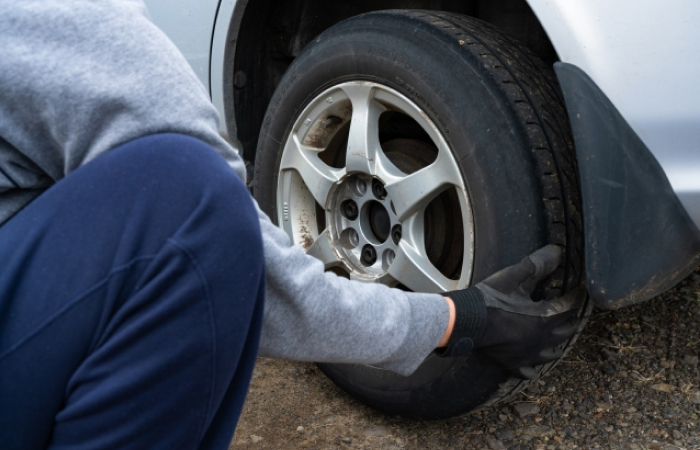 タイヤ交換の作業をしている写真