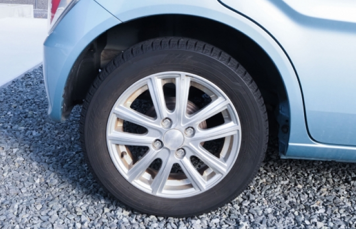 4穴ホイール車のタイヤの写真