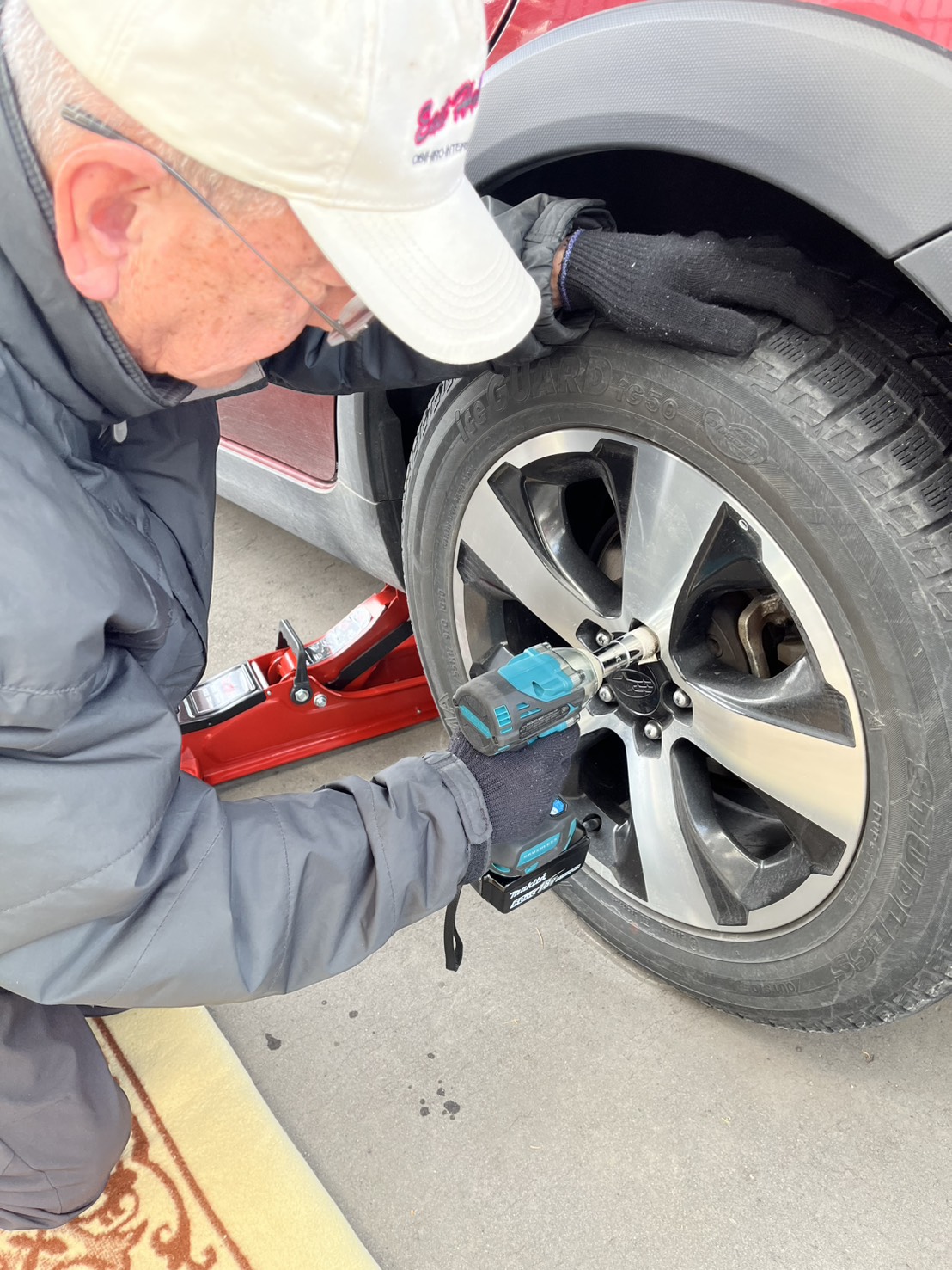 タイヤ交換作業中の写真